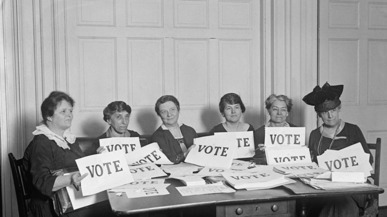 US-Amerikanische Frauenrechtlerinnen halten Schilder mit der Aufschrift "Vote" hoch, 1924.Foto: Everett Collection / Shutterstock US-Amerikanische Frauenrechtlerinnen halten Schilder mit der Aufschrift "Vote" hoch, 1924.Foto: Everett Collection / Shutterstock