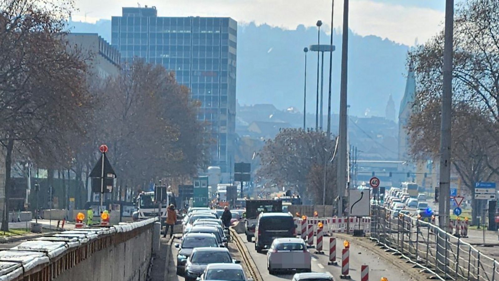 Zwischen 12.30 und 13.30 Uhr ging auf der Konrad-Adenauer-Straße nichts mehr.Foto: Andreas Rosar Fotoagentur Stuttgart / Zwischen 12.30 und 13.30 Uhr ging auf der Konrad-Adenauer-Straße nichts mehr.Foto: Andreas Rosar Fotoagentur Stuttgart /