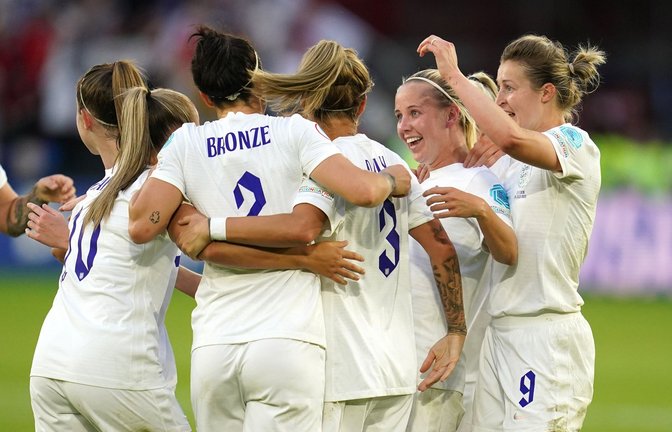 Englands Spielerinnen jubelten über das Tor zum 1:0. Drei weitere folgten.<span class='image-autor'>Foto: dpa/Nick Potts</span>