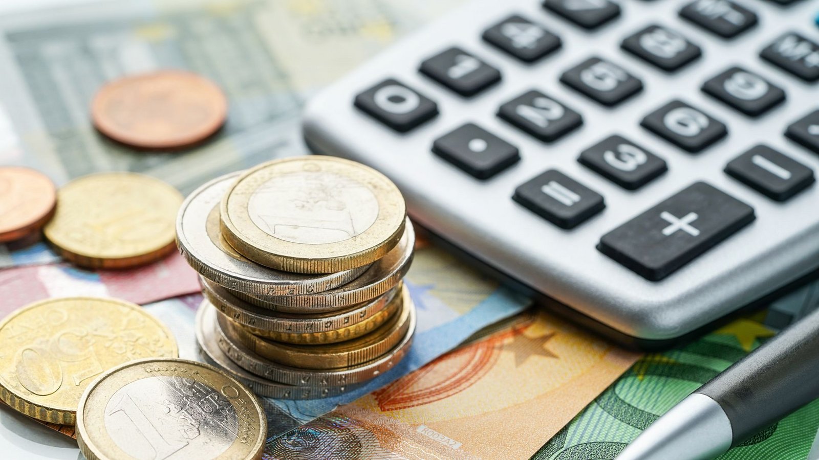 Geld und ein Taschenrechner liegen auf einem Tisch. (Symbolfoto)Foto: stock.adobe.com Geld und ein Taschenrechner liegen auf einem Tisch. (Symbolfoto)Foto: stock.adobe.com