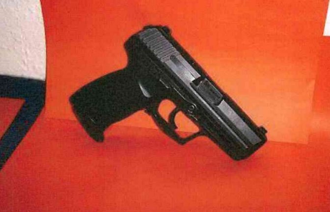 In ihrem Zwickauer-Unterschlupf fotografierten die NSU-Terroristen die gestohlene Dienstwaffe des in Heilbronn 2007 niedergeschossenen Polizisten Martin A., um sie später in ihr Bekennervideo einzufügen.<span class='image-autor'>Foto: StN</span>