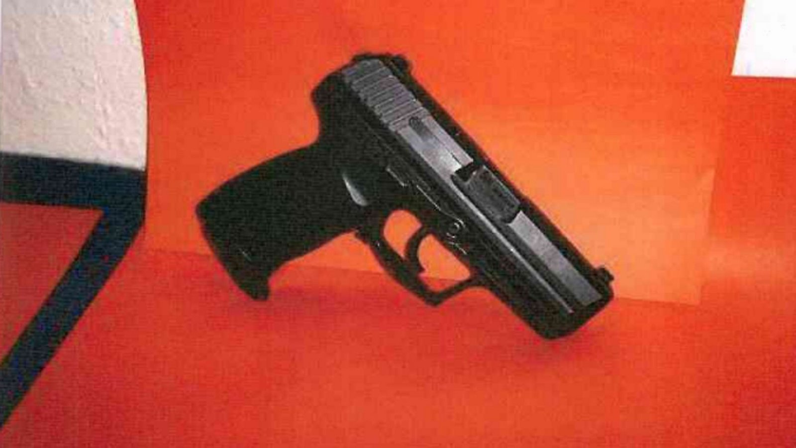 In ihrem Zwickauer-Unterschlupf fotografierten die NSU-Terroristen die gestohlene Dienstwaffe des in Heilbronn 2007 niedergeschossenen Polizisten Martin A., um sie später in ihr Bekennervideo einzufügen.Foto: StN In ihrem Zwickauer-Unterschlupf fotografierten die NSU-Terroristen die gestohlene Dienstwaffe des in Heilbronn 2007 niedergeschossenen Polizisten Martin A., um sie später in ihr Bekennervideo einzufügen.Foto: StN
