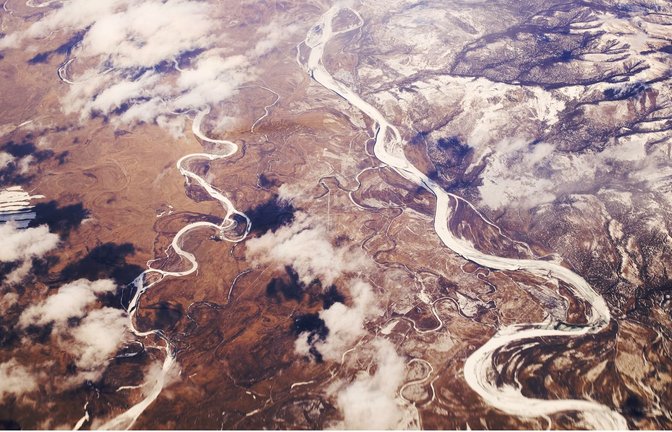 Gefrorene Tundra in Sibirien: Ist der Boden einmal getaut, lässt sich die Zersetzung des Kohlenstoffs darin nicht aufhalten, selbst wenn sich die globale Temperatur stabilisiert.<span class='image-autor'>Foto: Imago/Pond5 Images</span>