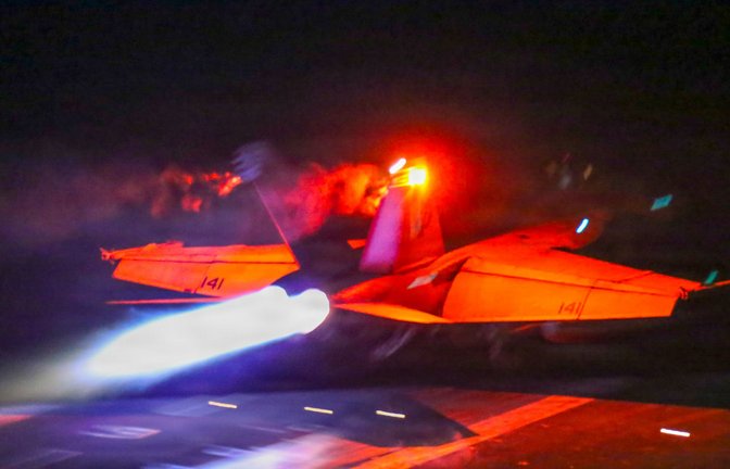 Überlegene Militärmacht: Ein US-Kampfjet startet vom Flugzeugträger „USS Abraham Lincoln“.<span class='image-autor'>Foto: U.S. Central Command/</span>