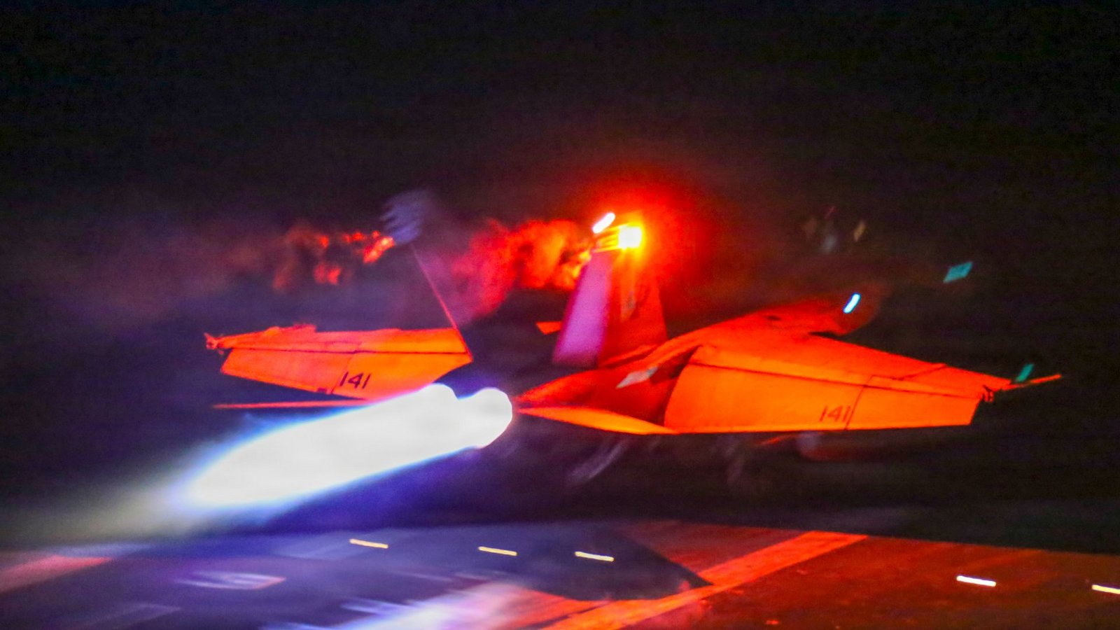 Überlegene Militärmacht: Ein US-Kampfjet startet vom Flugzeugträger „USS Abraham Lincoln“.Foto: U.S. Central Command/