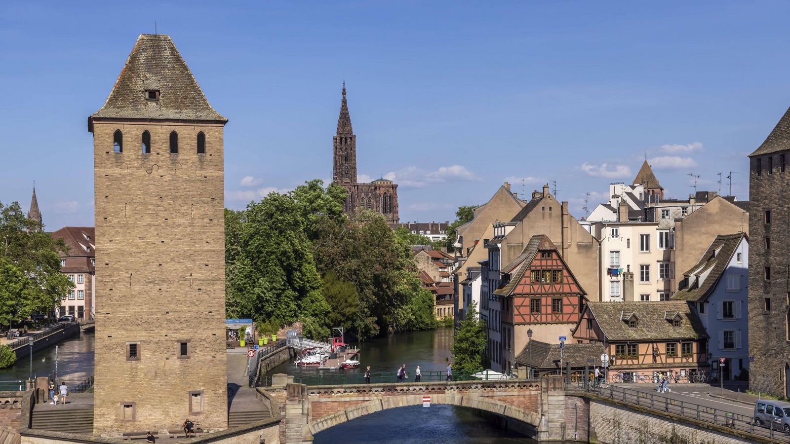 Na klar, das Münster! Aber Straßburg hat noch so viel mehr zu bieten – und ist wahnsinnig vielfältig. Auf der „Grande-Île“, ihres Zeichens Unesco-Weltkulturerbe, streift man durch verwinkelte typisch elsässische Fachwerkstraßen, in der Neustadt mit seinen Gründerzeithäusern wähnt man sich plötzlich in Berlin. Überall gibt es hippe Cafés, Boutiquen und Bars. Besonders schön kann man Straßburg vom Wasser aus erkunden: Auf der Ill schippert man entspannt mit Ausflugsbooten bis zum Europaparlament.Foto: IMAGO/imagebroker/IMAGO/imageBROKER/Arnulf Hettrich Na klar, das Münster! Aber Straßburg hat noch so viel mehr zu bieten – und ist wahnsinnig vielfältig. Auf der „Grande-Île“, ihres Zeichens Unesco-Weltkulturerbe, streift man durch verwinkelte typisch elsässische Fachwerkstraßen, in der Neustadt mit seinen Gründerzeithäusern wähnt man sich plötzlich in Berlin. Überall gibt es hippe Cafés, Boutiquen und Bars. Besonders schön kann man Straßburg vom Wasser aus erkunden: Auf der Ill schippert man entspannt mit Ausflugsbooten bis zum Europaparlament.Foto: IMAGO/imagebroker/IMAGO/imageBROKER/Arnulf Hettrich