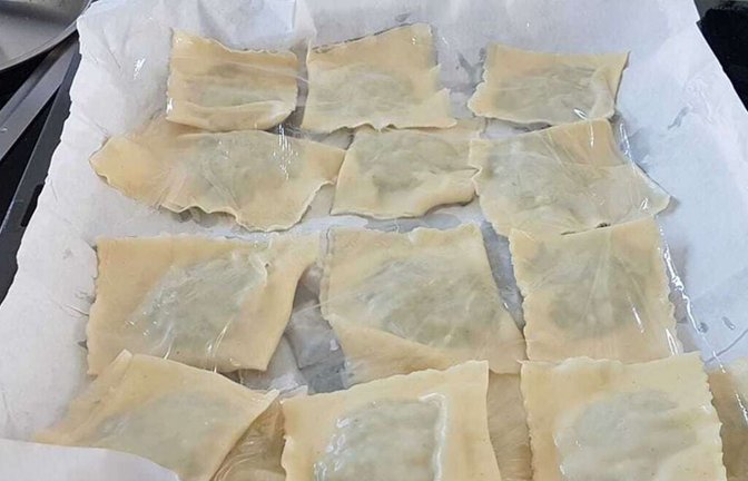Gefaltet, nicht gerollt – so sehen bei unserer Autorin die Maultaschen aus.<span class='image-autor'>Foto: StZN/Schäfer</span>