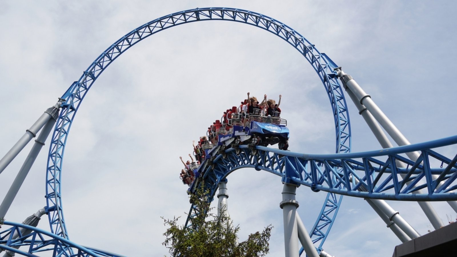 Auch bei Regen kann man bei einem Besuch im Europapark Spaß haben. Worauf man achten muss, haben wir hier für Sie zusammengefasst.Foto: D. Pfleiderer / Shutterstock.com