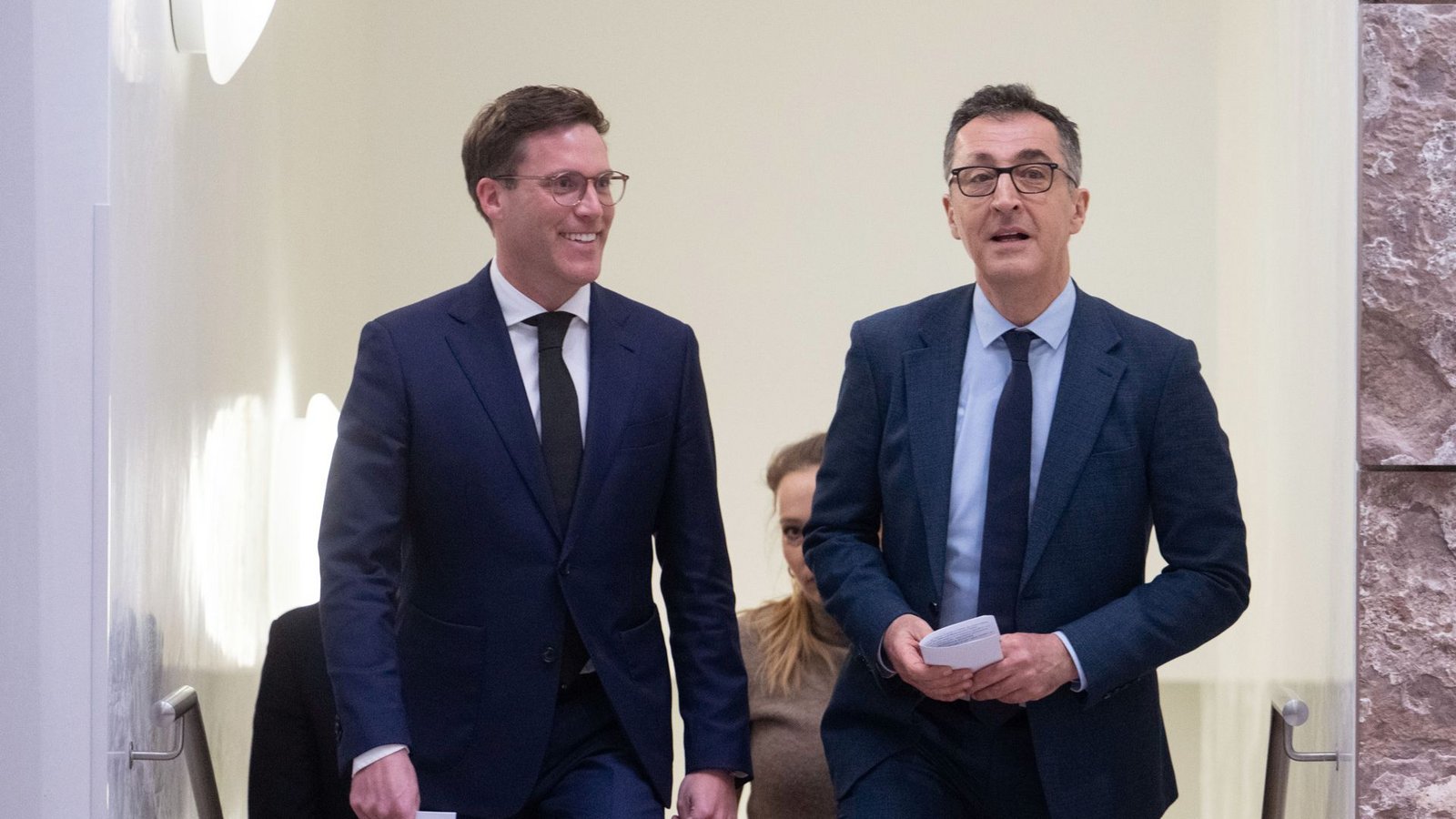 CDU-Landeschef Manuel Hagel und Grünen-Verhandlungsführer Cem Özdemir auf dem Weg zu einem Statement während der Sondierungsverhandlungen.Foto: Marijan Murat/dpa CDU-Landeschef Manuel Hagel und Grünen-Verhandlungsführer Cem Özdemir auf dem Weg zu einem Statement während der Sondierungsverhandlungen.Foto: Marijan Murat/dpa