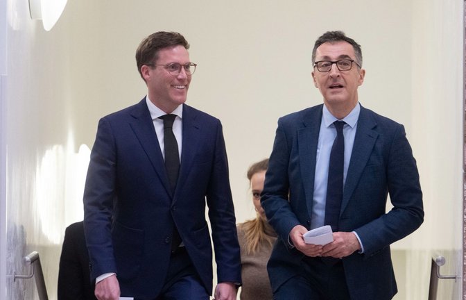 CDU-Landeschef Manuel Hagel und Grünen-Verhandlungsführer Cem Özdemir auf dem Weg zu einem Statement während der Sondierungsverhandlungen.<span class='image-autor'>Foto: Marijan Murat/dpa</span>