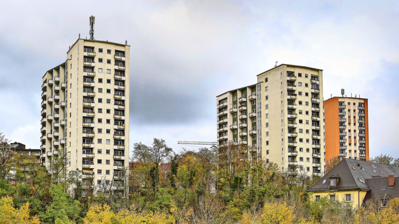 Die Conradi-Hochhäuser – ohne Rollläden, die aber in Mieterhöhungsschreiben der Vonovia aufgeführt wurden.Foto: LICHTGUT Die Conradi-Hochhäuser – ohne Rollläden, die aber in Mieterhöhungsschreiben der Vonovia aufgeführt wurden.Foto: LICHTGUT