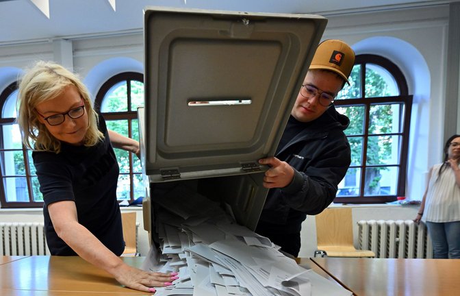 Erfurt: Wahlhelfer schütten die Wahlurne bei  der Europawahl in einem Wahllokal aus.<span class='image-autor'>Foto: dpa/Martin Schutt</span>