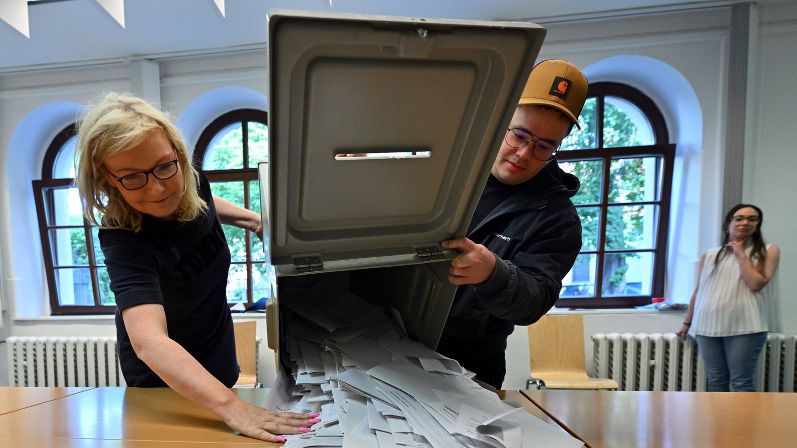 Erfurt: Wahlhelfer schütten die Wahlurne bei  der Europawahl in einem Wahllokal aus.Foto: dpa/Martin Schutt