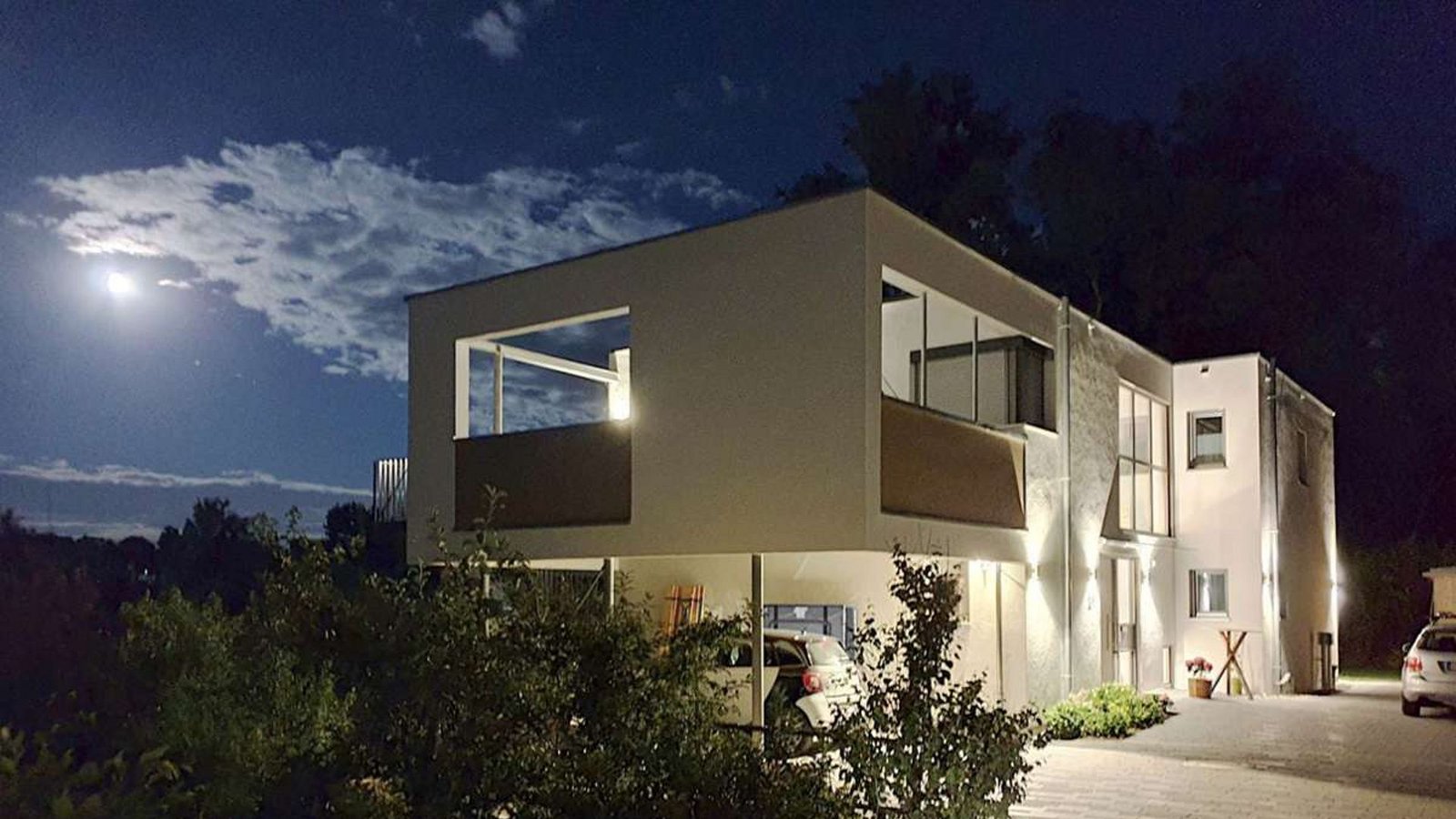 Auch im Dunkeln schön: Das Wohnhaus in Schwäbisch Hall, erbaut für eine Familie mit fünf Kindern. Das Haus ist von  Architekt Sven Hauschild so konzipiert, dass es sich später, wenn der Nachwuchs aus dem Haus ist, leicht in einzelne Wohnungen umbauen lässt.Foto: Ufuk Arslan