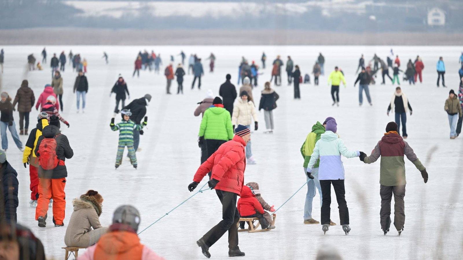 Am Dreikönigstag sind Hunderte Menschen auf dem zugefrorenen Teil des Bodensees, auf dem sogenannten „Gnadensee“ zwischen der Insel Reichenau und Allensbach, unterwegs.Foto: Felix Kästle/dpa Am Dreikönigstag sind Hunderte Menschen auf dem zugefrorenen Teil des Bodensees, auf dem sogenannten „Gnadensee“ zwischen der Insel Reichenau und Allensbach, unterwegs.Foto: Felix Kästle/dpa