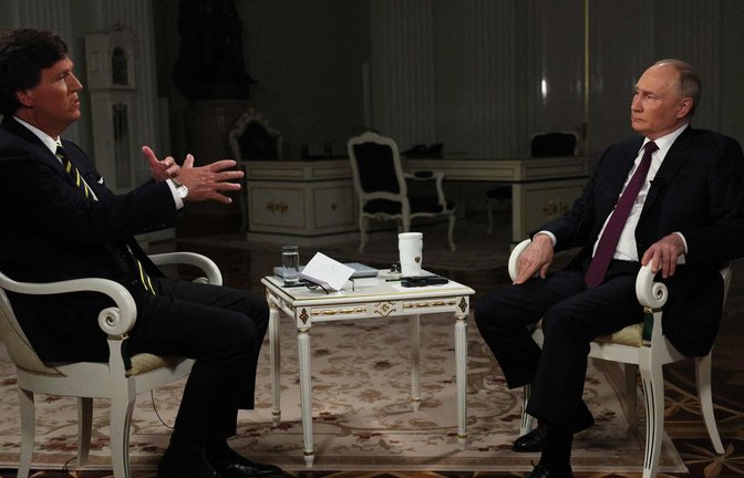 Tucker Carlson (li.) befragt Wladimir Putin.<span class='image-autor'>Foto: AFP/GAVRIIL GRIGOROV</span>