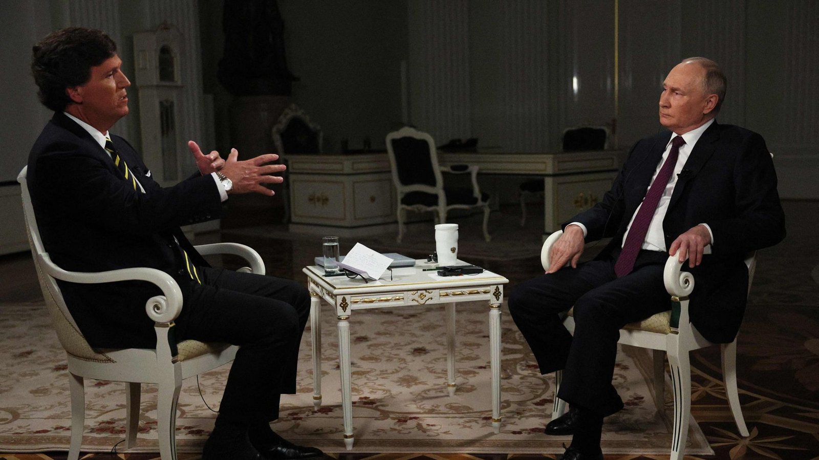 Tucker Carlson (li.) befragt Wladimir Putin.Foto: AFP/GAVRIIL GRIGOROV Tucker Carlson (li.) befragt Wladimir Putin.Foto: AFP/GAVRIIL GRIGOROV