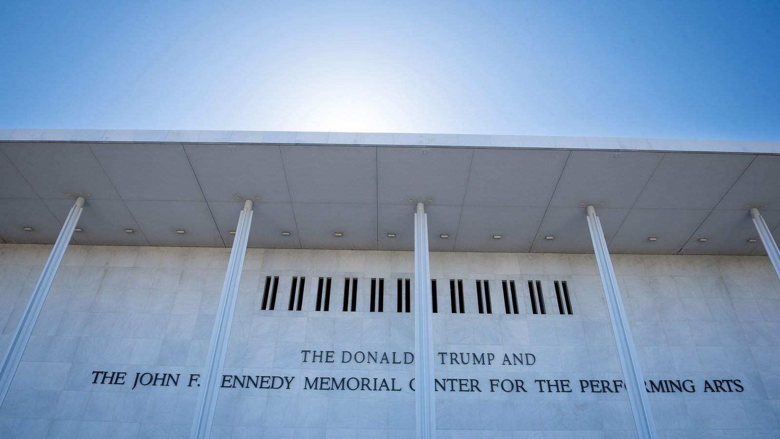 So sah die Aufschrift auf der Fassade der Kultureinrichtung nach der Umbenennung in Trump Kennedy Center aus. (Archivbild)Foto: Cliff Owen/AP/dpa So sah die Aufschrift auf der Fassade der Kultureinrichtung nach der Umbenennung in Trump Kennedy Center aus. (Archivbild)Foto: Cliff Owen/AP/dpa