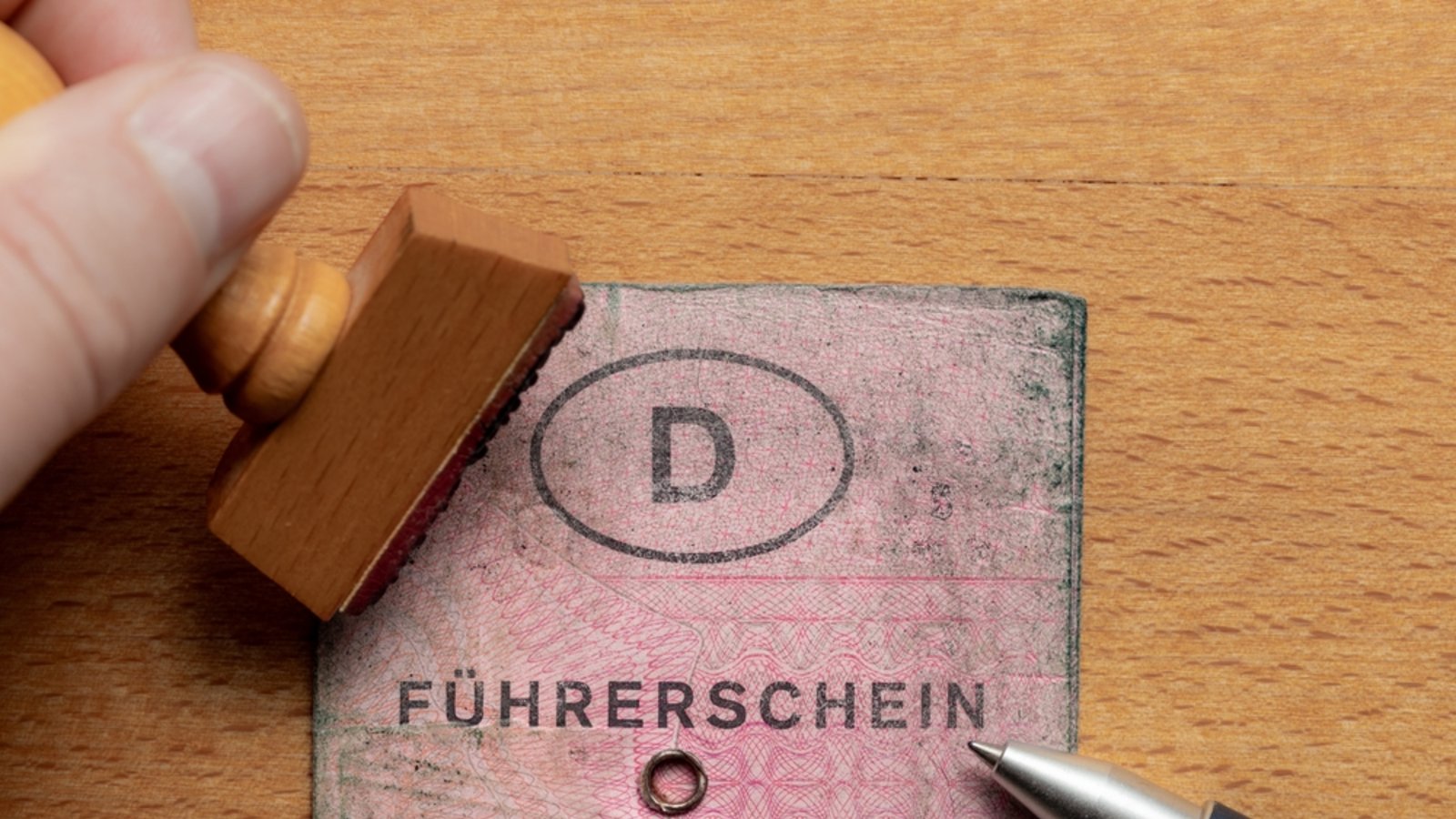 Bis 2033 müssen die alten Führerscheine umgetauscht werden.Foto: SLindenau / shutterstock.com Bis 2033 müssen die alten Führerscheine umgetauscht werden.Foto: SLindenau / shutterstock.com