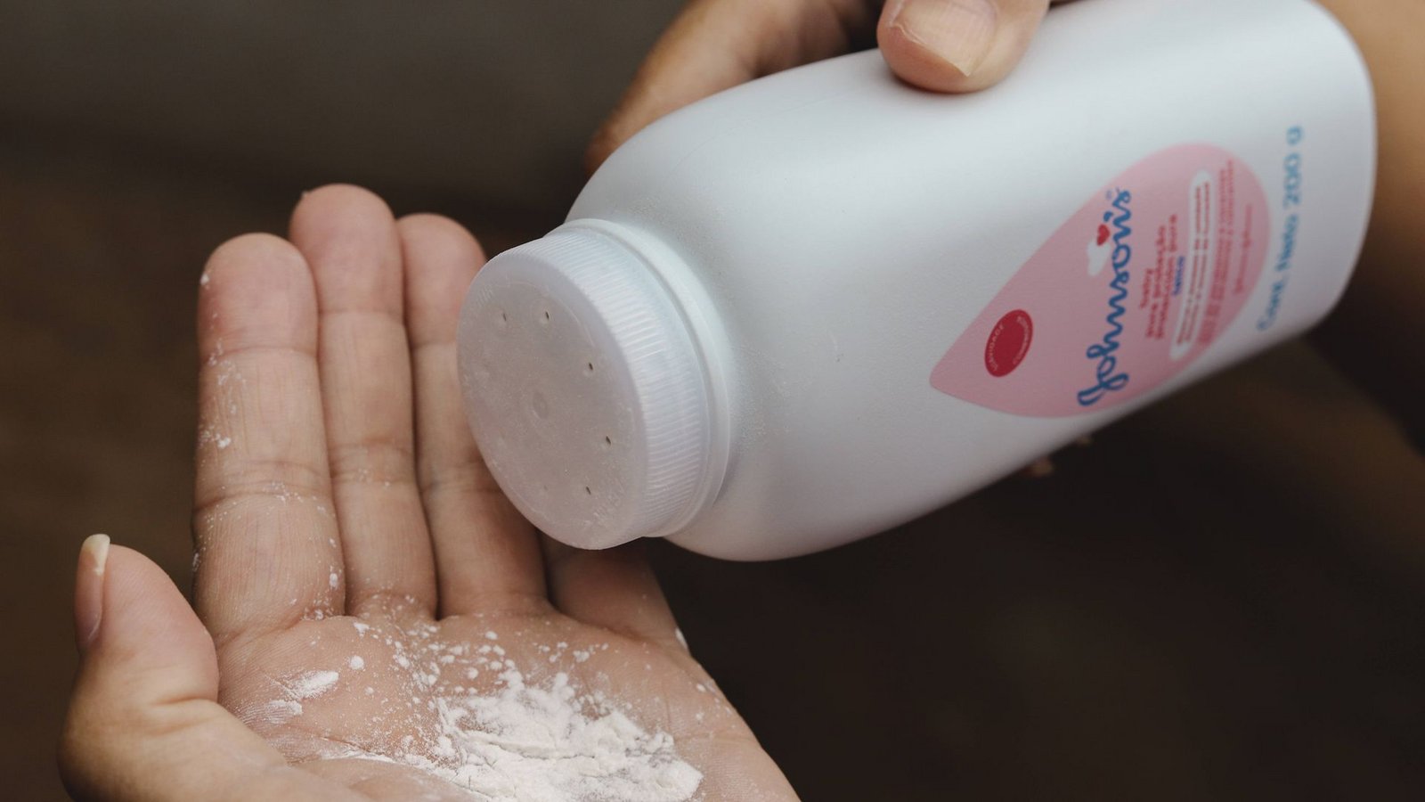 Tausende Britinnen und Briten klagen gegen Johnson & Johnson – wegen möglicherweise krebserregendem Babypuder.Foto: IMAGO/imagebroker/IMAGO/imageBROKER/JAQUE DA SILVA Tausende Britinnen und Briten klagen gegen Johnson & Johnson – wegen möglicherweise krebserregendem Babypuder.Foto: IMAGO/imagebroker/IMAGO/imageBROKER/JAQUE DA SILVA