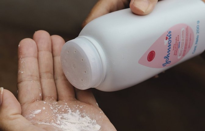 Tausende Britinnen und Briten klagen gegen Johnson & Johnson – wegen möglicherweise krebserregendem Babypuder.<span class='image-autor'>Foto: IMAGO/imagebroker/IMAGO/imageBROKER/JAQUE DA SILVA</span>