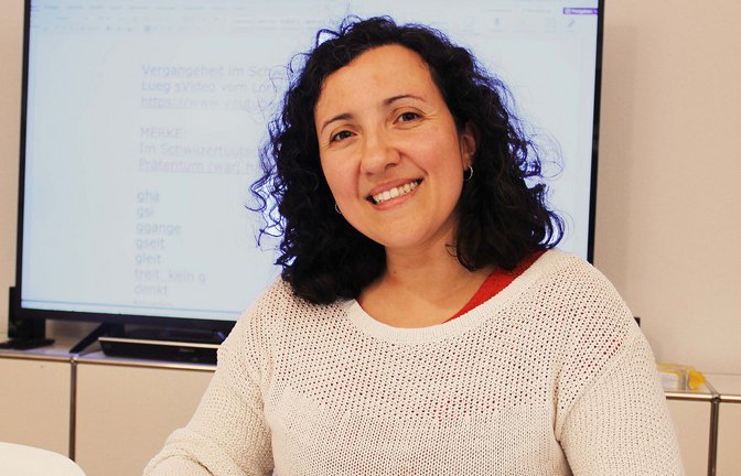Serap Antinas unterrichtet Schweizerdeutsch –  und öffnet damit vielen Deutschen das Tor ins benachbarte Nicht-EU-Land, dessen Seele und Kultur.<span class='image-autor'>Foto: Uli Fricker</span>