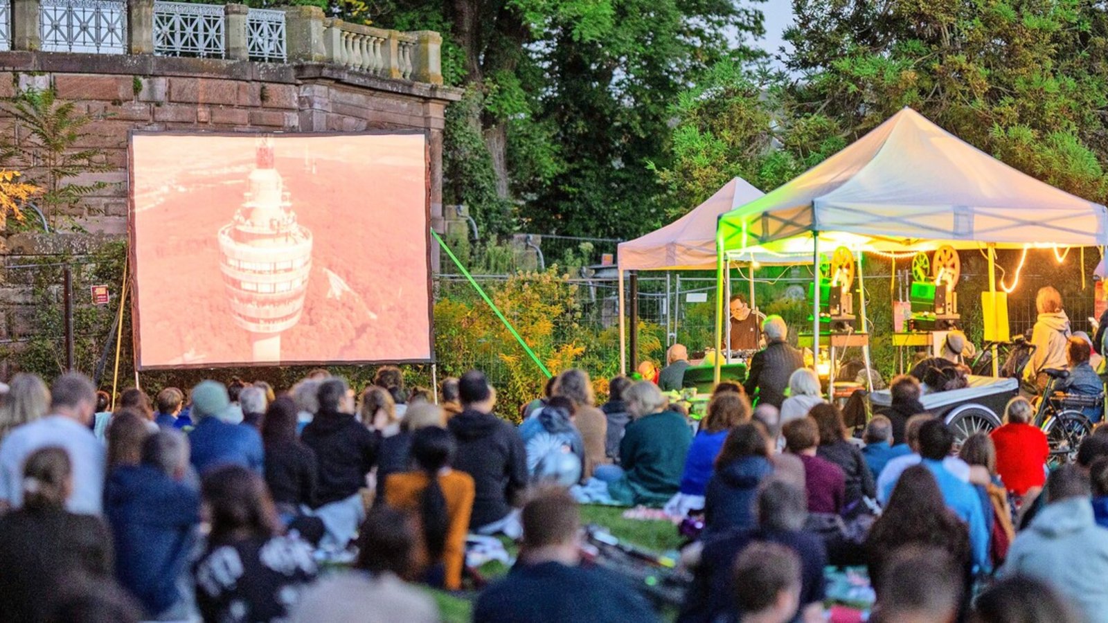 „Das Freiluftkino war schon im letzten Jahr ein voller Erfolg. Wir hatten Gäste von 18 bis 75 Jahren, die sich gemütlich auf der Wiese Filme angeschaut haben“, erinnert sich Andreas Vogel, der das Kino programmatisch mitgestaltet hat.Foto: Lichtgut/Julian Rettig