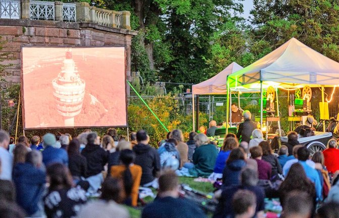 „Das Freiluftkino war schon im letzten Jahr ein voller Erfolg. Wir hatten Gäste von 18 bis 75 Jahren, die sich gemütlich auf der Wiese Filme angeschaut haben“, erinnert sich Andreas Vogel, der das Kino programmatisch mitgestaltet hat.<span class='image-autor'>Foto: Lichtgut/Julian Rettig</span>
