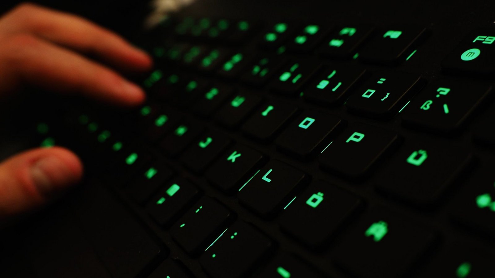 Die Angeklagten sollen den Betrieb betrügerischer Cybertradingplattformen unterstützt haben. (Symbolbild)Foto: dpa/Nicolas Armer