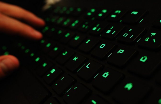 Die Angeklagten sollen den Betrieb betrügerischer Cybertradingplattformen unterstützt haben. (Symbolbild)<span class='image-autor'>Foto: dpa/Nicolas Armer</span>