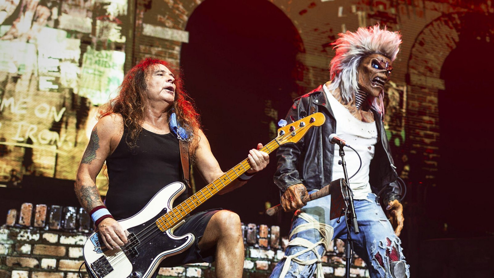 Iron-Maiden-Bassist Steve Harris spielt neben dem Band-Maskottchen Eddie beim Konzert im Juni in ManchesterFoto: imago/Avalon.red Iron-Maiden-Bassist Steve Harris spielt neben dem Band-Maskottchen Eddie beim Konzert im Juni in ManchesterFoto: imago/Avalon.red