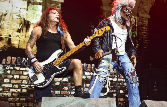 Iron-Maiden-Bassist Steve Harris spielt neben dem Band-Maskottchen Eddie beim Konzert im Juni in Manchester<span class='image-autor'>Foto: imago/Avalon.red</span>
