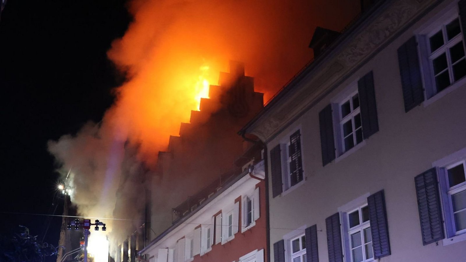 Die Feuerwehr will verhindern, das auch die mittelalterlichen Nachbarhäuser in Brand geraten.Foto: dpa/Florian Förster