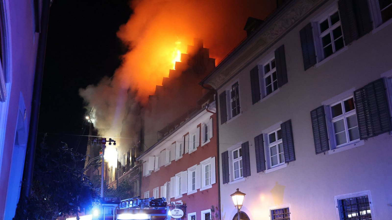 Die Feuerwehr will verhindern, das auch die mittelalterlichen Nachbarhäuser in Brand geraten.Foto: dpa/Florian Förster Die Feuerwehr will verhindern, das auch die mittelalterlichen Nachbarhäuser in Brand geraten.Foto: dpa/Florian Förster
