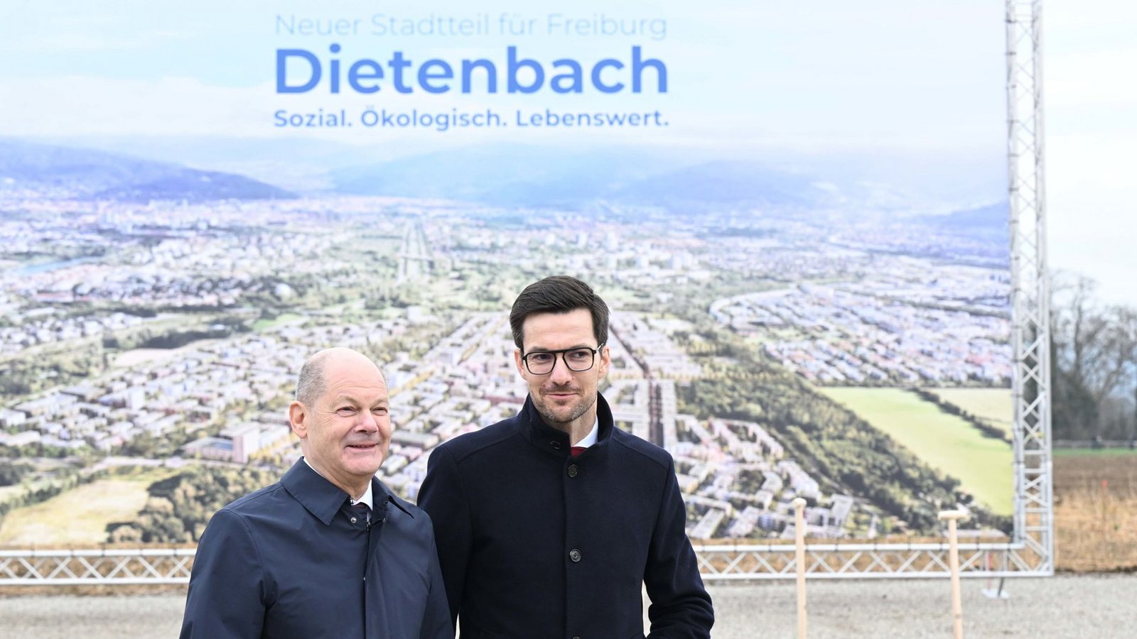 Der Kanzler, hier mit Freiburgs OB Martin Horn, war unter anderem wegen eines Spatenstichs für ein Neubaugebiet ins Breisgau gekommen.Foto: dpa/Bernd Weißbrod Der Kanzler, hier mit Freiburgs OB Martin Horn, war unter anderem wegen eines Spatenstichs für ein Neubaugebiet ins Breisgau gekommen.Foto: dpa/Bernd Weißbrod
