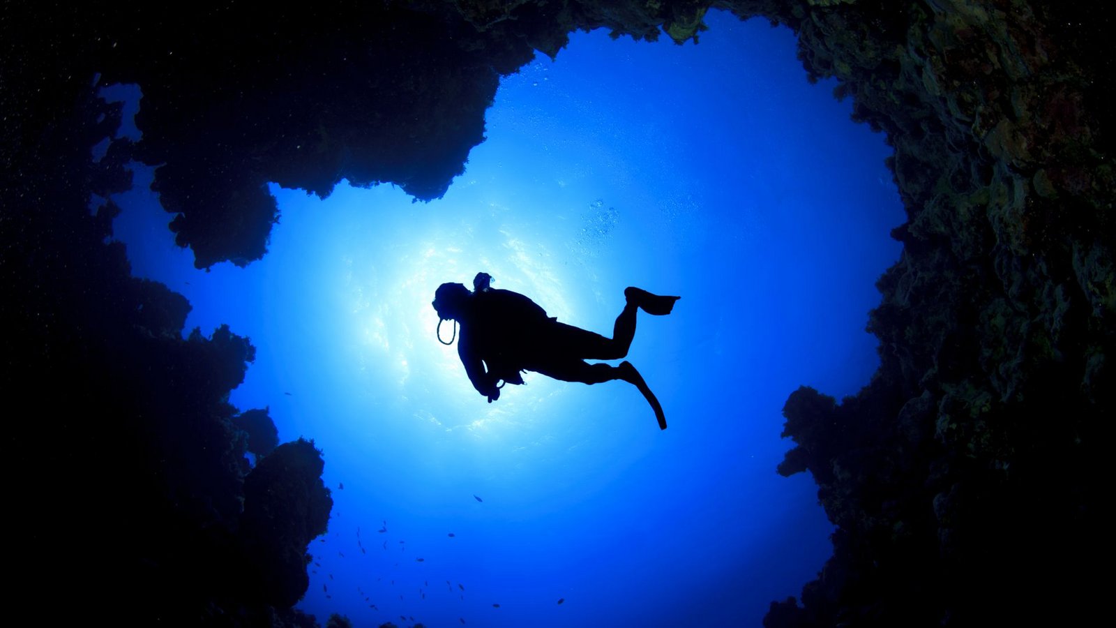 Eng, gefährlich, potenziell tödlich: Eingang zu einer Unterwasserhöhle auf den Malediven.Foto: Imago/Dreamstime