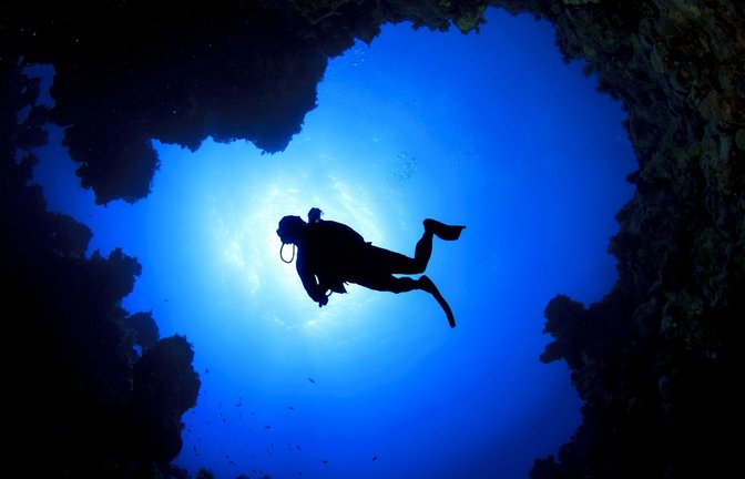 Eng, gefährlich, potenziell tödlich: Eingang zu einer Unterwasserhöhle auf den Malediven.<span class='image-autor'>Foto: Imago/Dreamstime</span>