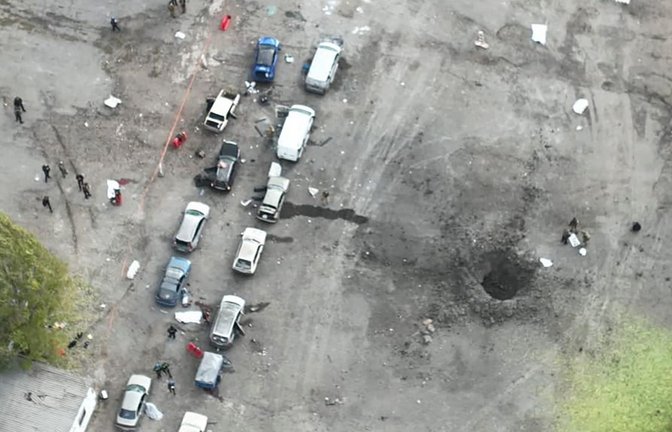 Der Krater des Raketenangriffs neben dem zivilen Autokonvoi in Saporischschja.<span class='image-autor'>Foto: Uncredited/Ukrainian Police Press Office/dpa</span>