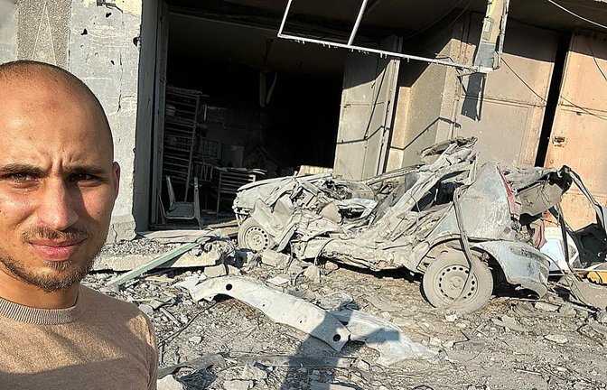 Abed Hassan vor den Trümmern eines Hauses im Gazastreifen<span class='image-autor'>Foto: Abed Hassan</span>