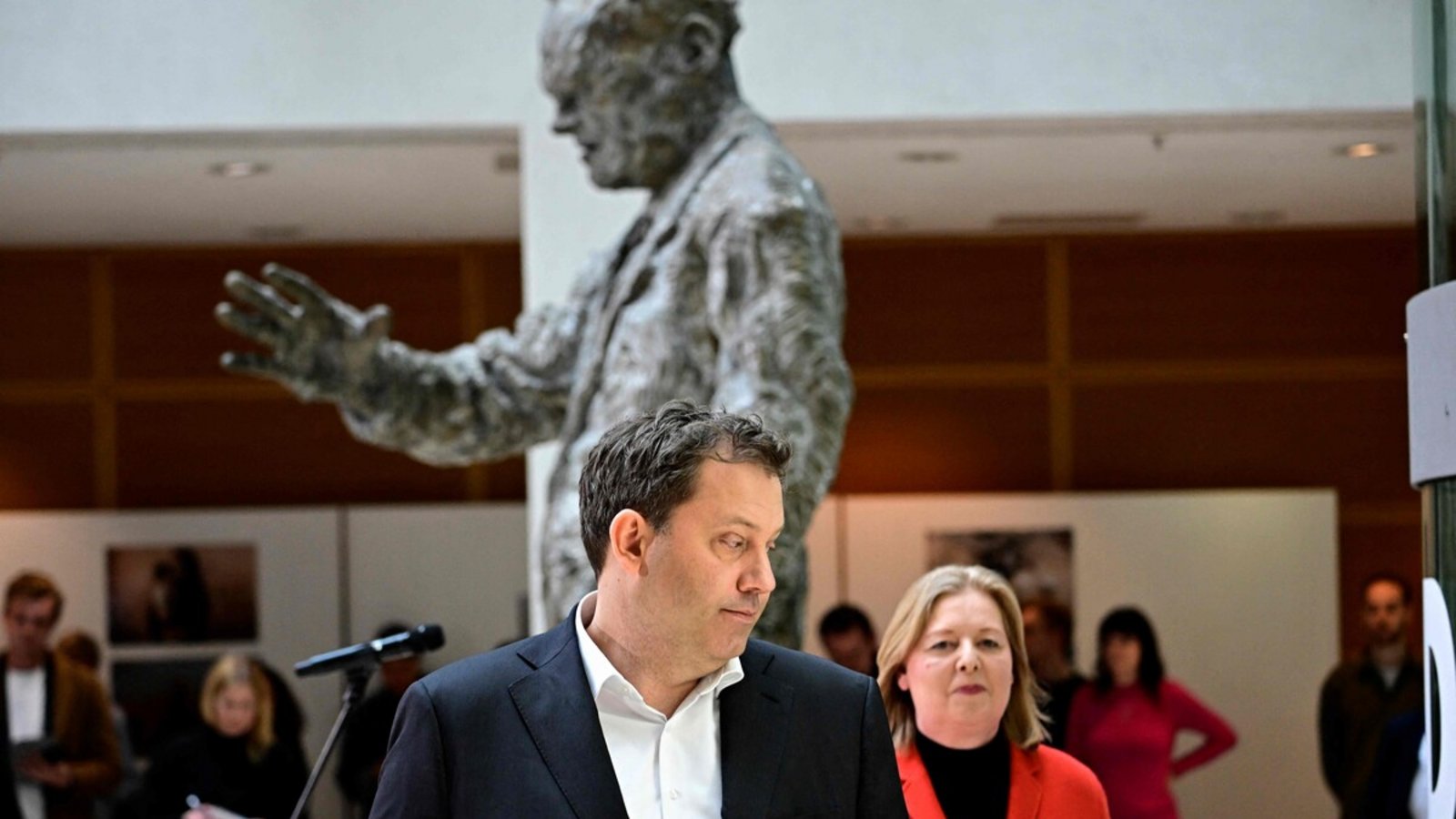 Im Schatten von Willy Brandt: die SPD-Vorsitzenden Lars Klingbeil und Bärbel Bas.Foto: AFP Im Schatten von Willy Brandt: die SPD-Vorsitzenden Lars Klingbeil und Bärbel Bas.Foto: AFP