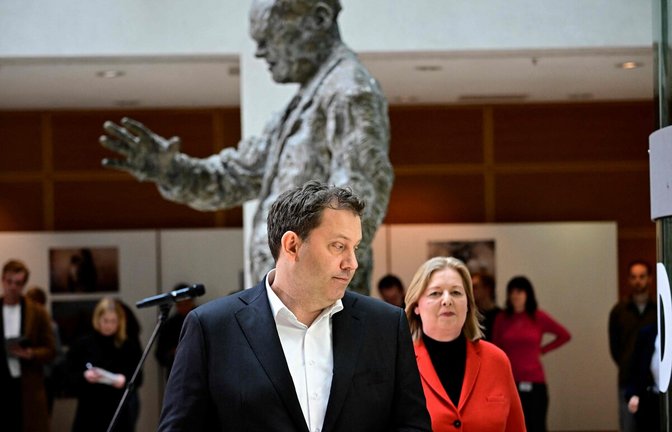 Im Schatten von Willy Brandt: die SPD-Vorsitzenden Lars Klingbeil und Bärbel Bas.<span class='image-autor'>Foto: AFP</span>