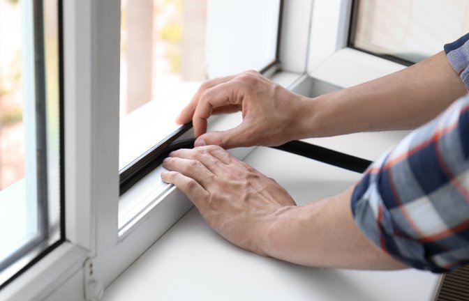 Wenn es an den Fenstern zieht, müssen diese abgedichtet werden. Wie Sie Fenster abdichten, erfahren Sie hier.<span class='image-autor'>Foto: New Africa / Shutterstock.com</span>