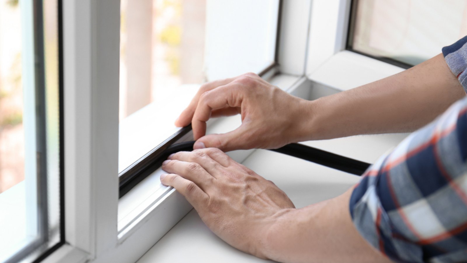 Wenn es an den Fenstern zieht, müssen diese abgedichtet werden. Wie Sie Fenster abdichten, erfahren Sie hier.Foto: New Africa / Shutterstock.com Wenn es an den Fenstern zieht, müssen diese abgedichtet werden. Wie Sie Fenster abdichten, erfahren Sie hier.Foto: New Africa / Shutterstock.com