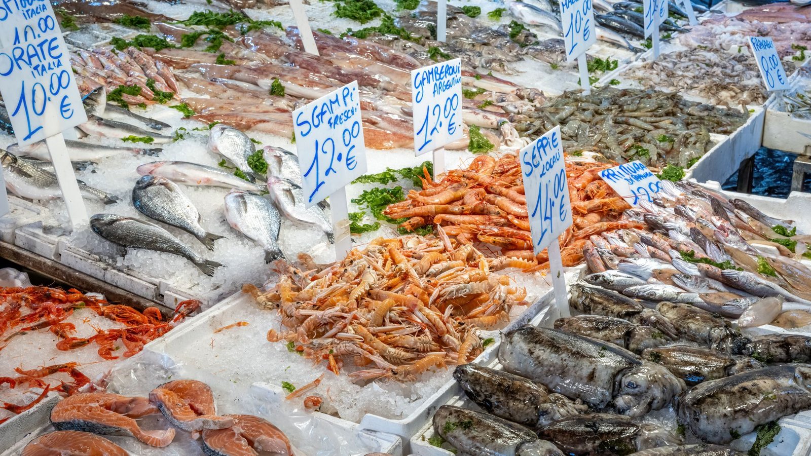 Fischmarkt in Neapel: Experten vermuten, dass die Hepatitis-A-Infektionen mit vergifteten Meeresfrüchten zusammenhängen.Foto: Imago/Panthermedia Fischmarkt in Neapel: Experten vermuten, dass die Hepatitis-A-Infektionen mit vergifteten Meeresfrüchten zusammenhängen.Foto: Imago/Panthermedia