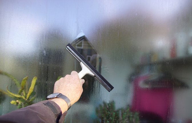 Muss man sich Gedanken machen, wenn die Fenter außen beschlagen?<span class='image-autor'>Foto: Thijs de Graaf / shutterstock.com</span>
