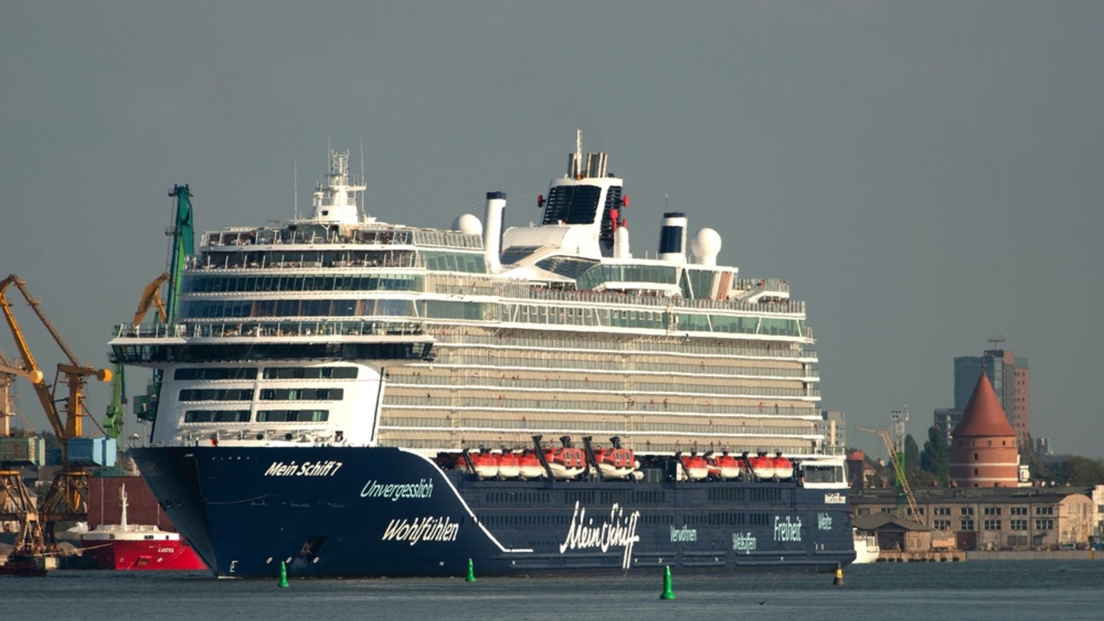 Unfall auf der "Mein Schiff 7": Ein zweijähriges Kind stürzte mehrere Meter in die Tiefe. Wie es dem Kind geht und was passiert ist, erfahren Sie hier.Foto: Vytautas Kielaitis / Shutterstock.com