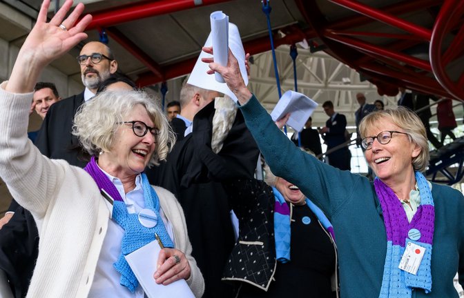 Freude bei den Klimaseniorinnen aus der Schweiz:<span class='image-autor'>Foto: dpa/Jean-Christophe Bott</span>