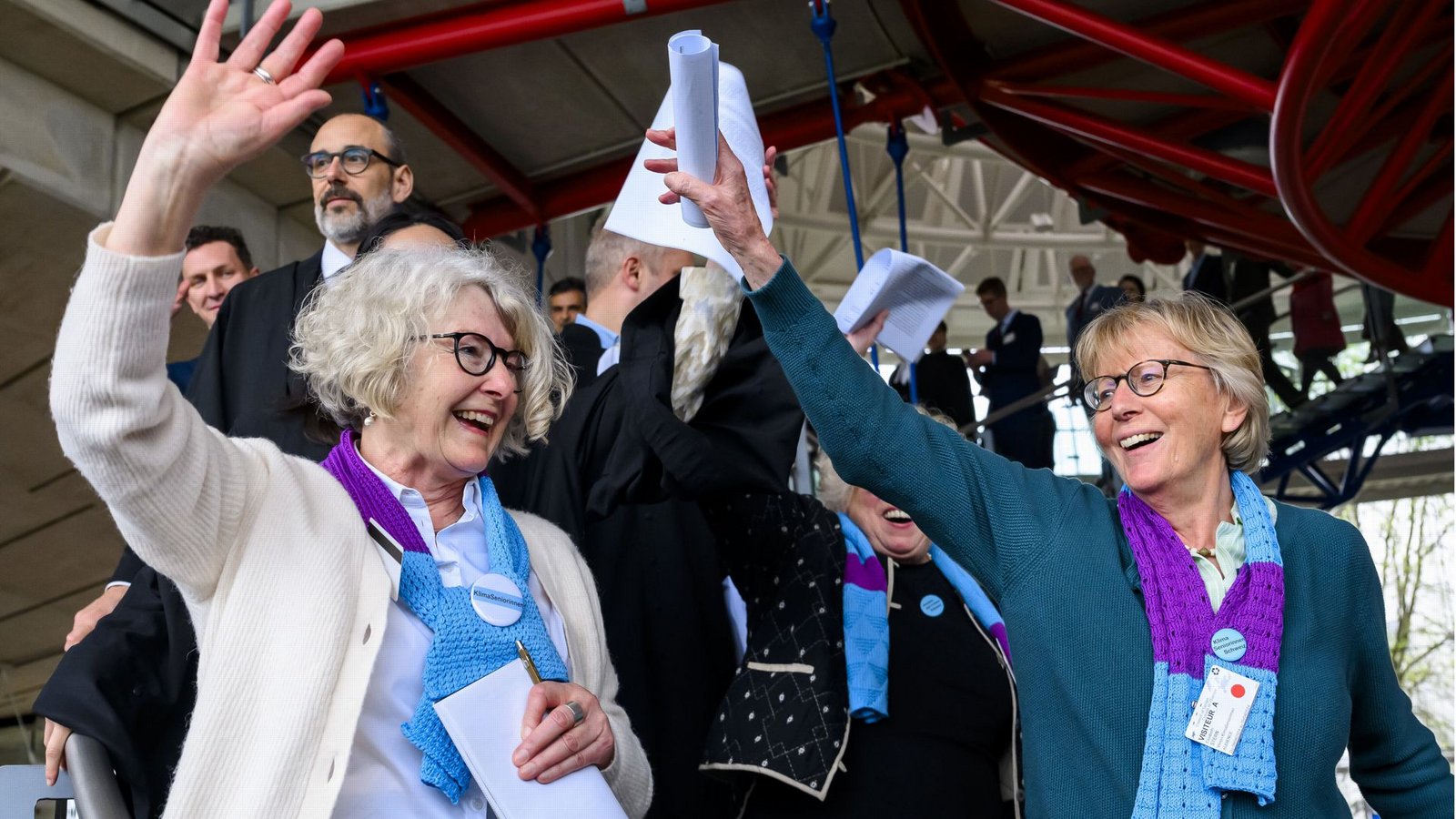 Freude bei den Klimaseniorinnen aus der Schweiz:Foto: dpa/Jean-Christophe Bott Freude bei den Klimaseniorinnen aus der Schweiz:Foto: dpa/Jean-Christophe Bott