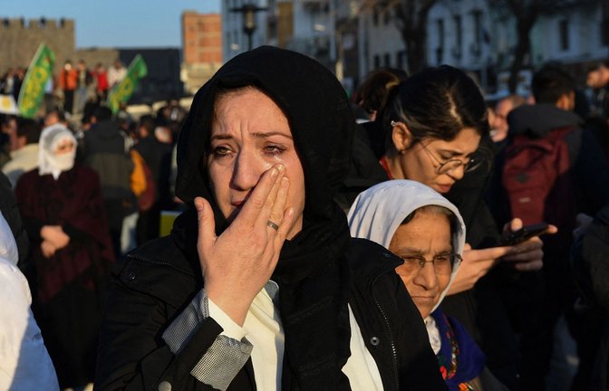 Eine Frau im türkischen Kurdengebiet weint nach dem Appell des PKK-Chefs Öcalan.<span class='image-autor'>Foto: AFP/Ilyas Akengin</span>