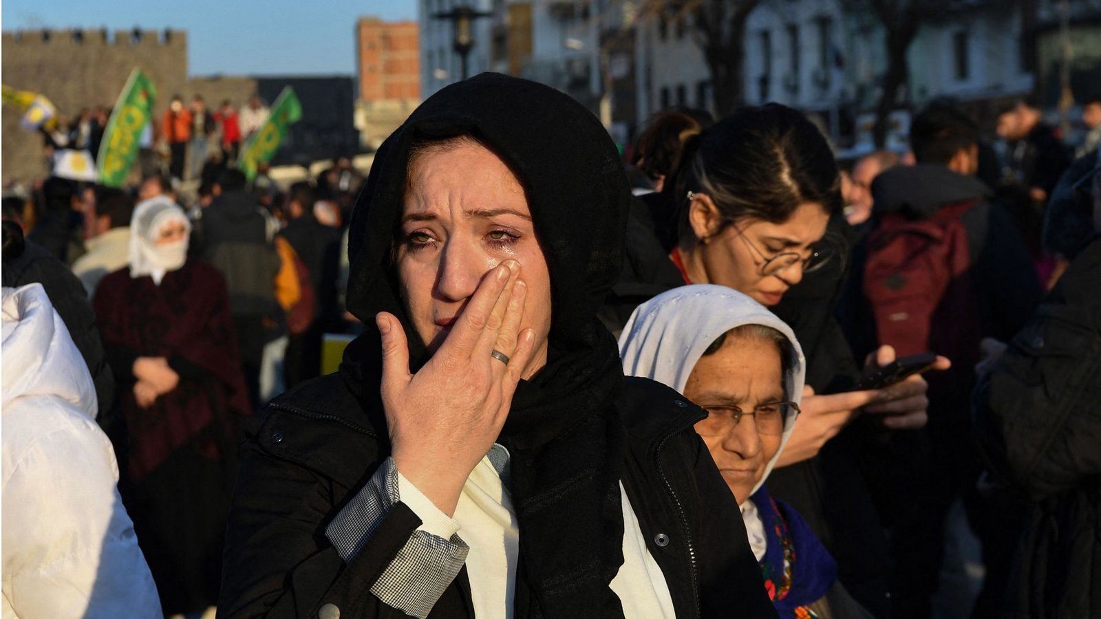 Eine Frau im türkischen Kurdengebiet weint nach dem Appell des PKK-Chefs Öcalan.Foto: AFP/Ilyas Akengin